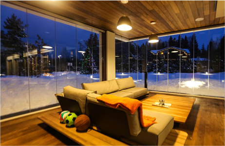 un salon con un cerramiento de cristal