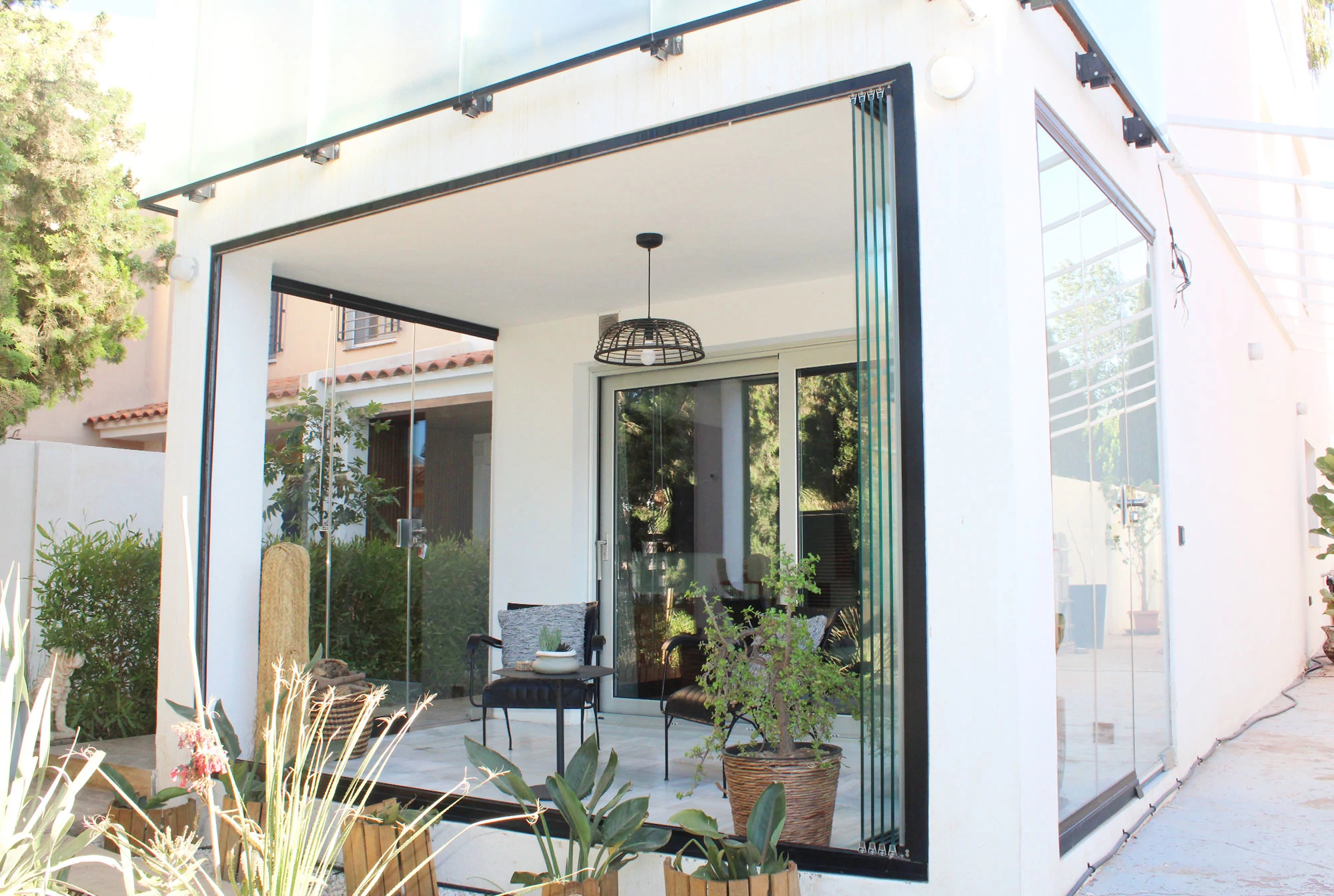 CERRAMIENTO, CORTINA, CORREDERA, CRISTAL, HORIZONTAL, TERRAZA, ABATIBLE, PUERTA, CIERRES, ALUMINIO, PLEGABLE, INTERIORES, TRANSPARENTE, COCINA, EXTERIOR, INTERIOR, CIERRE, PORCHE, BALCÓN, VIDRIO, CASAS, EXTERIORES, SIN PERFILES, SIN GUÍA, ACRÍLICO, ABIERTO, CLAROFLEX PIVOT