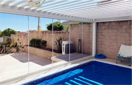 piscina con cristalera